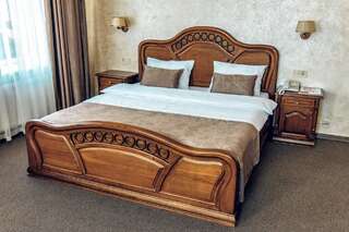 Отель Veles Hotel Фонтанка Улучшенный номер с кроватью размера «king-size»-5